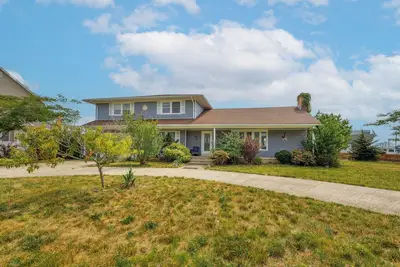 Image de Serenity and Water fun abound in. this 3+ Bedroom on the Lagoon in Bayville!