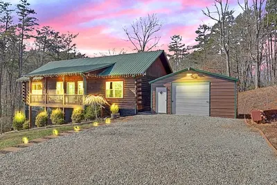 Image de Hideout Haven- Spa-Firepit-Game Room-Outdoor Cinema-Dog Friendly-Near Wineries!