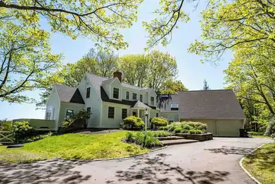 Image de 4-bed 3. 5-Bath Upscale Home Walk to Mother’s and Gooch’s Beach!