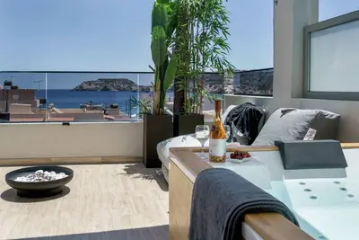 Image de New Suite w/ Heated Jacuzzi, 40m from Beach