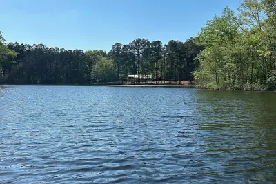 Image de 3-bedroom cabin nestled on 80 acres with WiFi, Ac on private 5-acre lake.