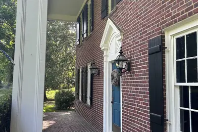 Spacious Historical 6-bed house in Princeton. Pool, bocce and basketball court.