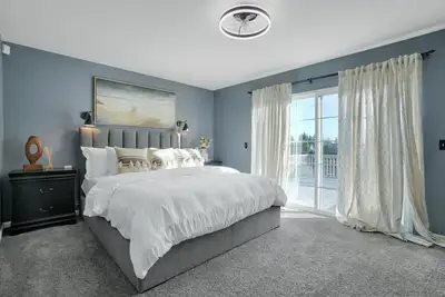 Image de Modern Comfort: Charming Waterfront Home in Stockton