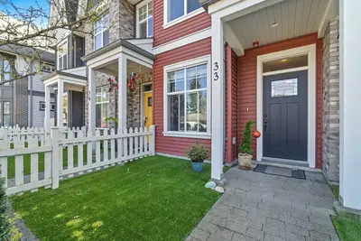 Image de Townhouse located for Rent – Steps Away from All Amenities!