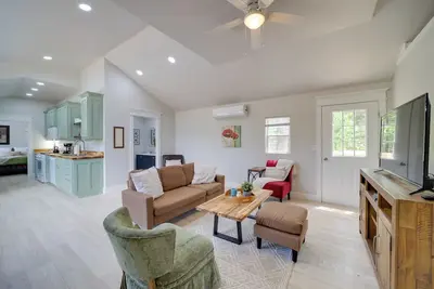 Image de Cabin in Petrified Forest - Modern McAlester Gem!