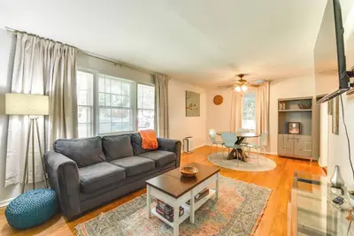 Image de 4 Mi to Downtown Charlotte: Home w/ Yard