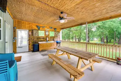 Image de 1 Mi to Lake Texoma Access: Home w/ Deck
