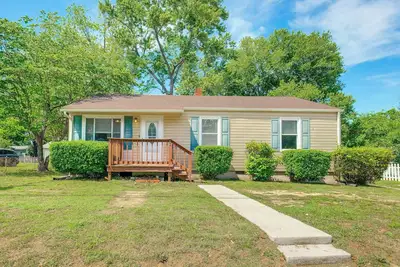 Image de 3 Mi to Historic Dtwn: Hopewell Home w/ Yard