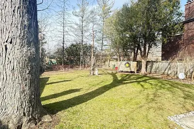 Image de 3-bedroom Home with huge backyard in Yonge. 15 minutes to Finch Subway