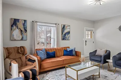 Image de Newly-renovated 2-bedroom House with a Luxurious Massage Chair