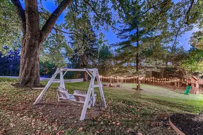 Image de Gorgeous Farmhouse in Lewis Center with a private pond, barn and a huge backyard