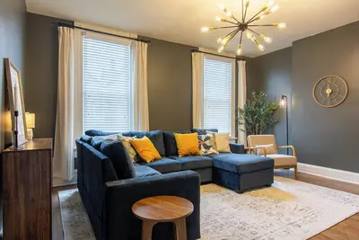 Image de King Bed • Free Parking • Walk to Schiller Park • Private Backyard