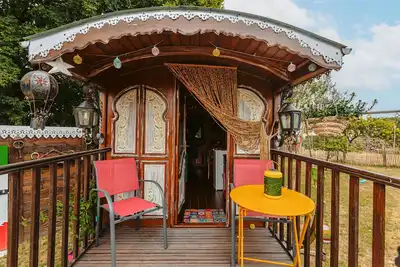 Petite maison 'Roulotte La Casetta Rita' avec piscine partagée, terrasse privée et jardin partagé