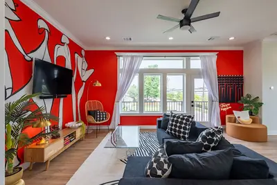 Image de Artsy & Spacious 4br Retreat -Central Location -Stylish Comfort & Charm