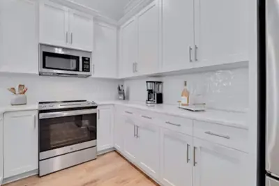 Image de 4-bedroom cottage 100 feet to beach! Beautiful completely public beach