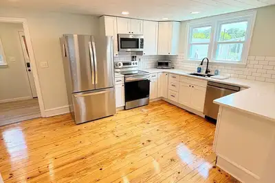 Image de 6 Min to the Beach Private backyard bikes games grill fire pit WiFi Dog Friendly