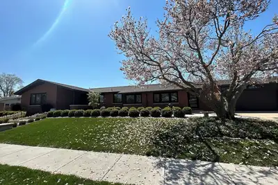 Image de Midcentury Modern Three Bedroom Oasis in the heart of Madrid