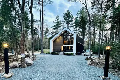Image de A Modern farmhouse secluded and nestled between tall trees! A perfect getaway.