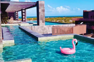 1-Bd Rooftop Pool Ocean View Close to Beach