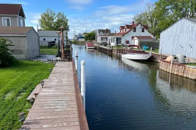Image de Canal front bungalow