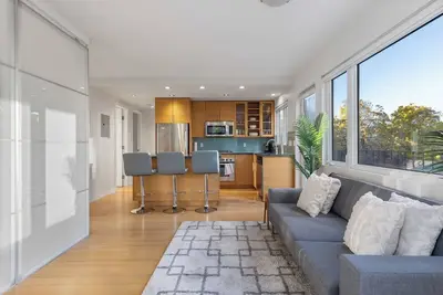 Image de Penthouse apartment - 3 Br with Private Rooftop Deck in the West End