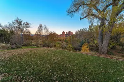 Image de Breath-taking view of the Cathedral Rock with an outdoor Hot Tub, and Oak Creek.