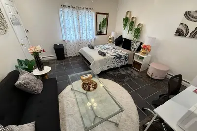 Image de Designer 2 Rooms Modern Luxury Pad- 0 Cleaning Fee