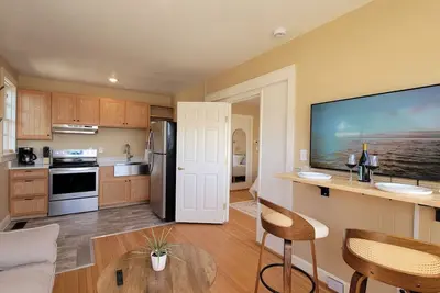 Image de Peach Street Inn Suite 6 | Sleeps 4