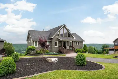 Image de Lake View • Hot Tub • King Beds • Luxury Retreat -Ski-Golf-Hike-Central Location