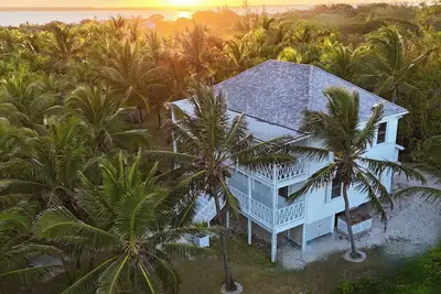 Image de Elegant Garden Oasis, Private Path to Harbour Island's Legendary Pink Sands
