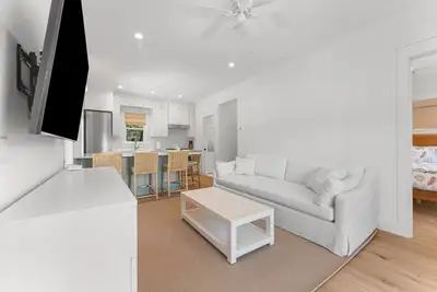 Image de Point of View Carriage House - Close to Cabana Pool and North Barrett Square!