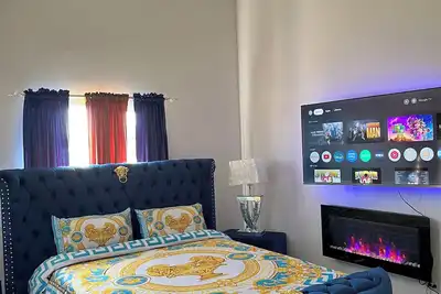 Image de Luxury Versace-Inspired Stay in Portmore – Stylish & Comfortable 2 Bedrooms