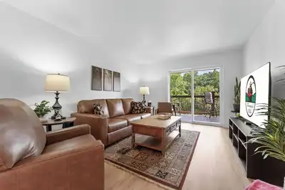 Image de Creekside 2br Retreat | Indoor/Outdoor Pool, Gym & Free Show Tickets
