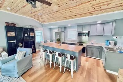 Image de 3-bedroom House in Sister Lakes on Magician Lake w/Dock. Relax on the Lake