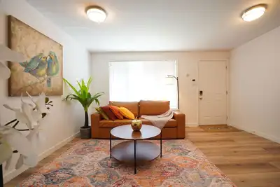 Image de 1 King 2br w/smartTV, Wifi & stocked kitchen in tranquil