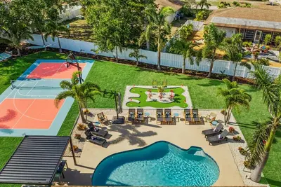 Image de Luxe Family Retreat w/ Free Heated Pool, Pickleball, Mini-Golf, BBall, Fire Pit