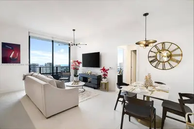 Image de 4805 - Charming Penthouse w Views & Style, Pool & Gym in vibrant Miami