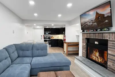 Image de Newly Remodeled 1br | Shuttle, Fireplace, Amenities in the Heart of Killington
