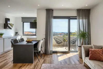 Image de Appartement de deux chambres avec le balcon et la vue sur le mer Novigrad (A-24561-b)