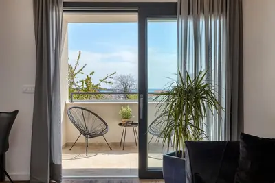 Image de Appartement de deux chambres avec la terrasse et la vue sur le mer Novigrad (A-24561-c)
