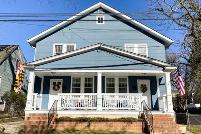 Image de Double-sided Navy-themed Home with Hot Tubs and Parking at Pet Friendly, Private Fenced-In Backyard