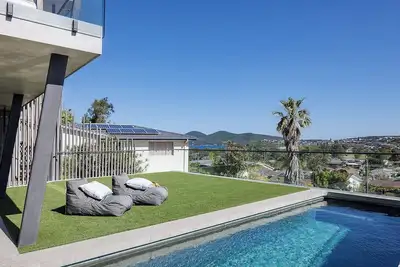 Image de Cariad Haus ~ Luxurious Eco-Friendly Home with Panoramic Views & Pool
