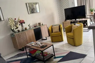 Image de Bel Appart  rez de jardin calme spacieux. 800m plage  confort tranquille