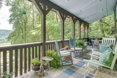 Image de 4 Mi to Lake Santeetlah: Cabin w/ Deck & Views