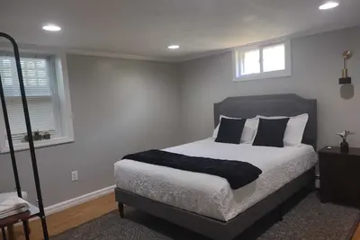 Image de Charming 1-bedroom apartment-20 minutes from the Hamptons! 10 minutes from beach