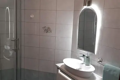 Image de modern apartment with WiFi, Ac in serene Punat