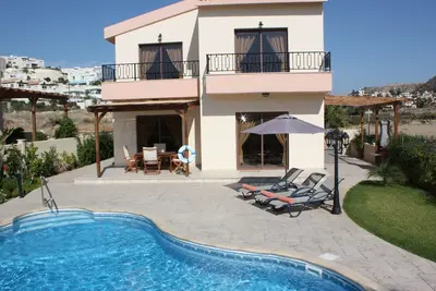 Image de Villa 2 chambres en bord de mer avec piscine privée, jardin et Wi-Fi – Votre escapade parfaite!