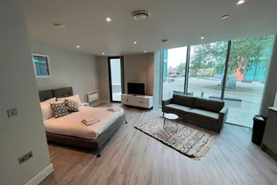 Cosy Studio with private entrance & Parking