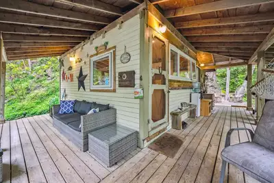 Image de Treetop Hideaway – Rustic Cabin Retreat