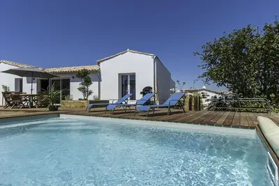 Image de Maison familiale avec piscine chauffée et terrasse à La Flotte